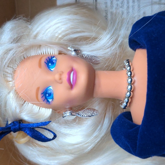 Avon Special Edition Winter Barbie 1995 - Picture 4 of 4